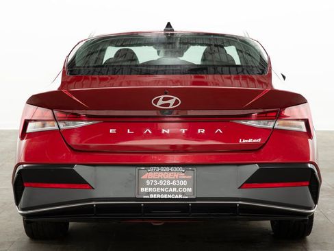 Used 2025 Hyundai Elantra Limited image 13