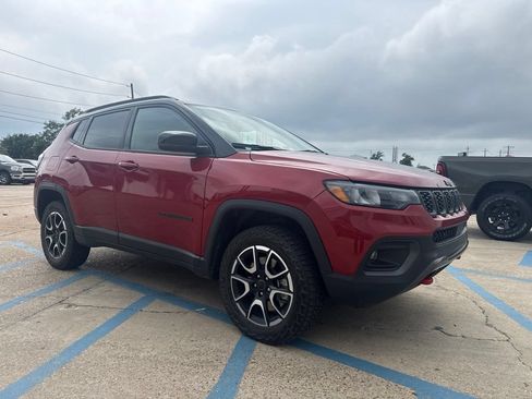 Used 2025 Jeep Compass Trailhawk AWD/4WD image 1