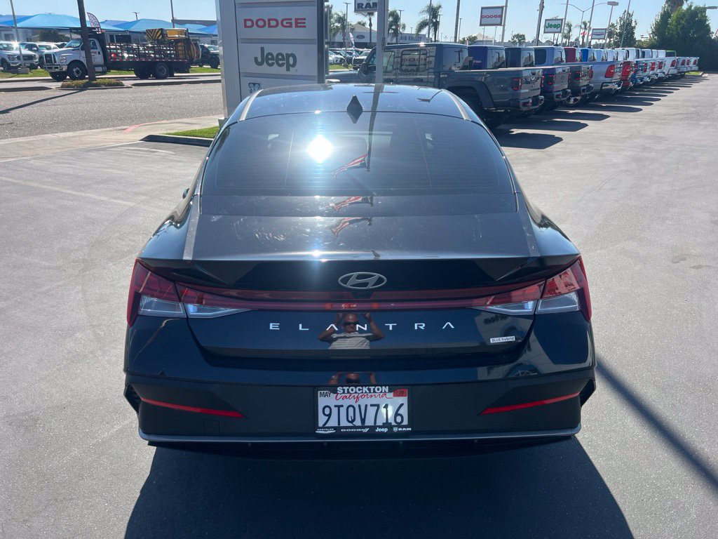 Used 2025 Hyundai Elantra Hybrid FWD image 3