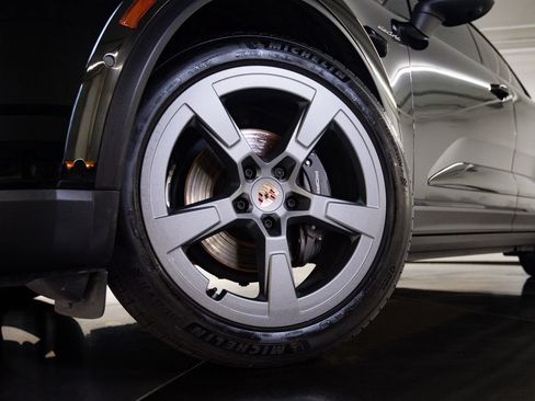 Certified 2024 Porsche Macan 4 Electric AWD/4WD image 12