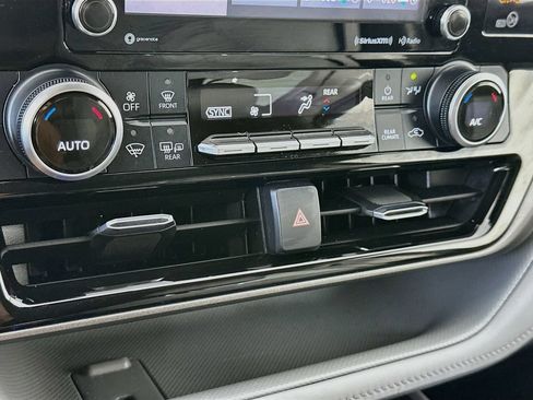 Used 2020 Toyota Highlander LE AWD/4WD image 18