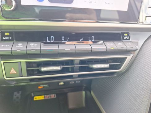 Used 2025 Toyota Camry SE w/ Convenience Package image 26