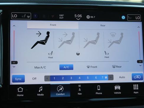 Used 2024 Chrysler Pacifica Limited w/ Uconnect Theater Family Group FWD image 7
