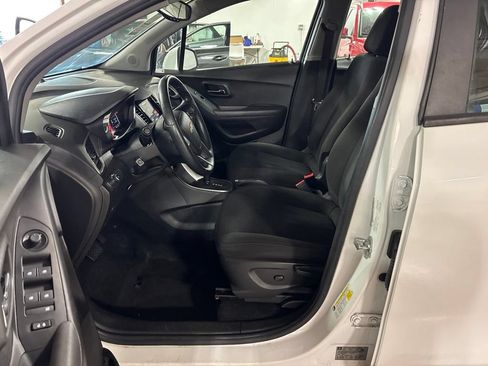 Used 2018 Chevrolet Trax LS AWD/4WD image 19