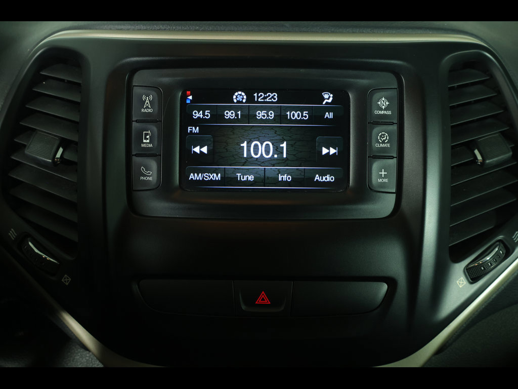 Used 2017 Jeep Cherokee Latitude AWD/4WD image 18