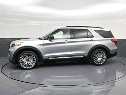 Used 2020 Ford Explorer XLT w/ Equipment Group 202A RWD image 7