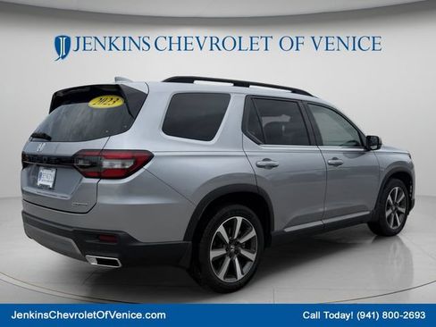 Used 2023 Honda Pilot Touring image 5