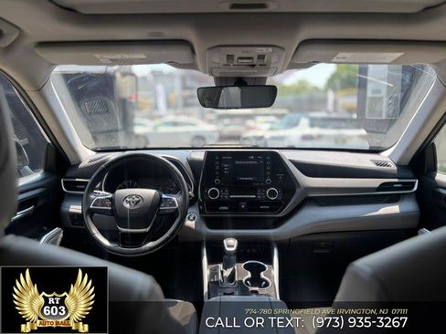 Used 2021 Toyota Highlander XLE AWD/4WD image 11