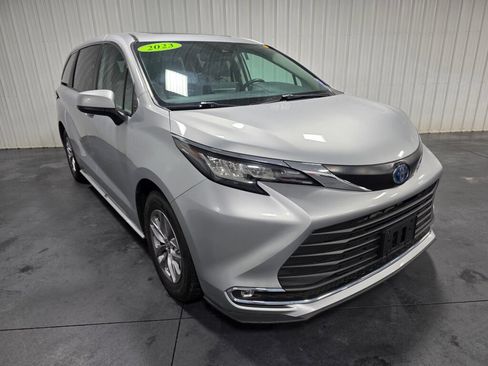 Used 2023 Toyota Sienna XLE AWD/4WD image 2