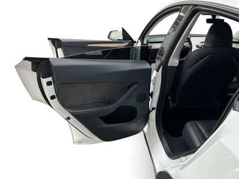 Certified 2022 Tesla Model Y Long Range AWD/4WD image 10