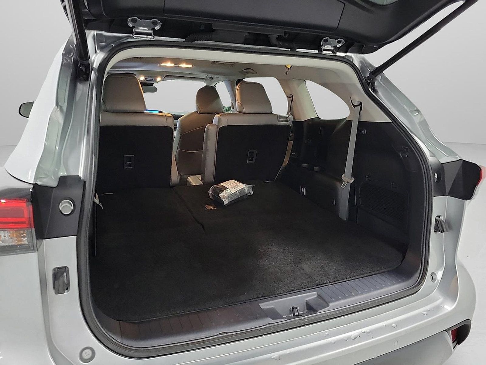 Used 2023 Toyota Highlander Limited FWD image 7