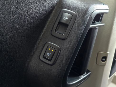 Used 2016 Chrysler Town & Country Limited FWD image 45