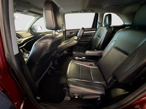 Used 2018 Toyota Highlander XLE AWD/4WD image 30
