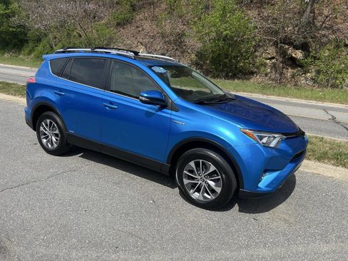 Used 2017 Toyota RAV4 XLE w/ Convenience Package AWD/4WD image 10