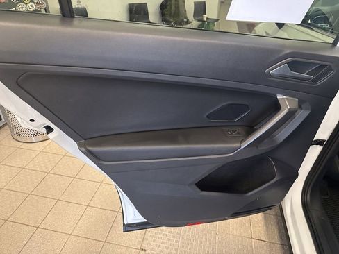 Used 2021 Volkswagen Tiguan SE w/ Panoramic Sunroof Package image 19