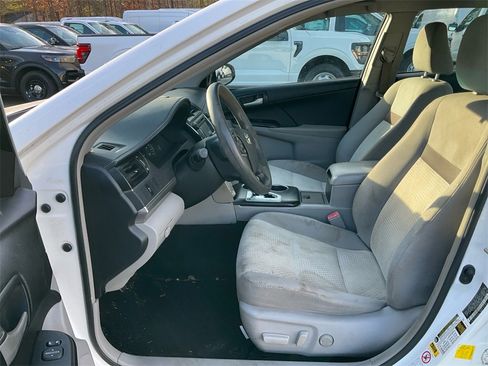 Used 2013 Toyota Camry LE image 16