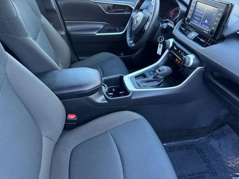 Used 2022 Toyota RAV4 LE image 17