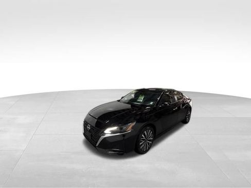 Used 2024 Nissan Altima 2.5 SV w/ SV Premium Package FWD image 2