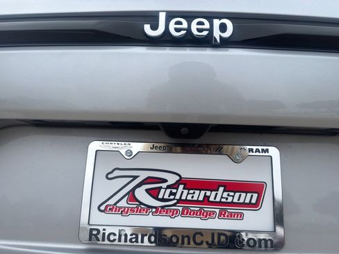 Used 2023 Jeep Grand Cherokee Base image 23