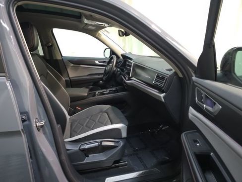 Used 2024 Volkswagen Atlas Peak Edition SE image 37