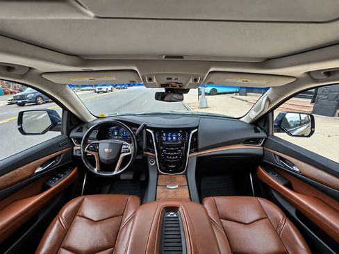 Used 2019 Cadillac Escalade Luxury AWD/4WD image 38