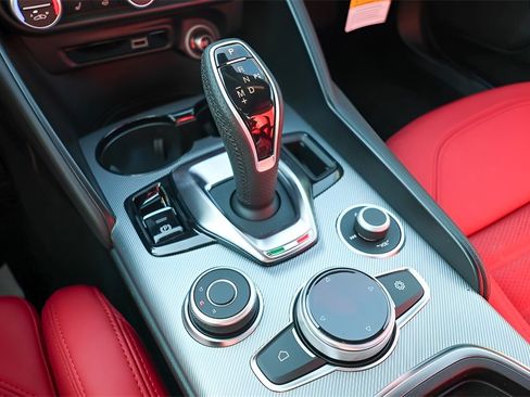 New 2025 Alfa Romeo Giulia Base image 16