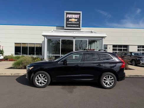 Used 2021 Volvo XC60 T5 Momentum w/ Premium Package AWD/4WD image 1