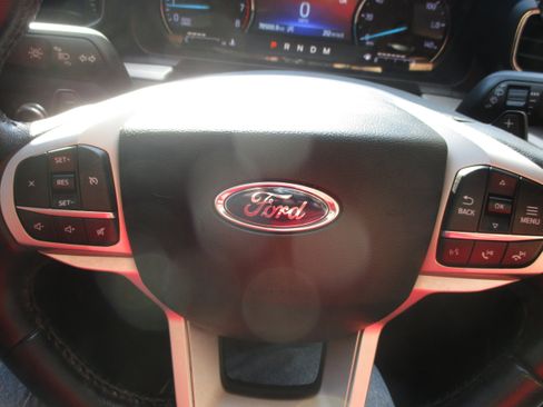 Used 2020 Ford Explorer XLT w/ Equipment Group 202A image 20