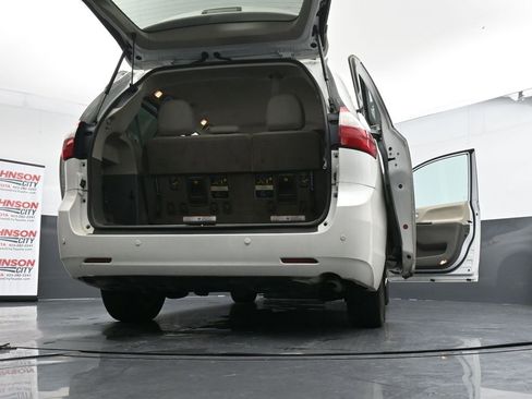 Used 2017 Toyota Sienna XLE image 29