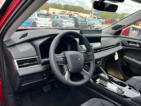 New 2025 Mitsubishi Outlander SE image 12