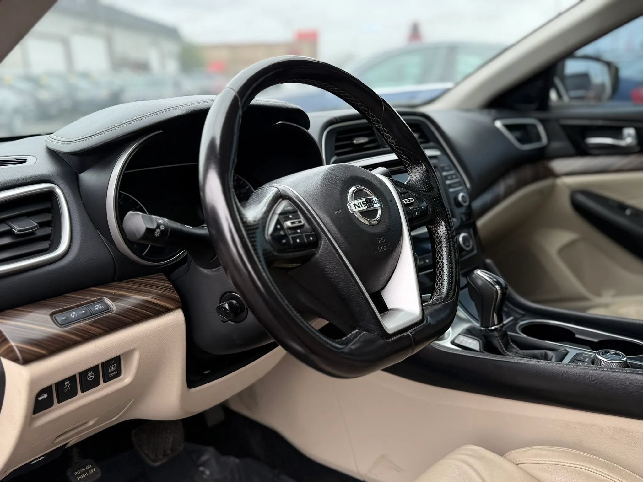 Used 2016 Nissan Maxima Platinum w/ Interior Lighting Package FWD image 10