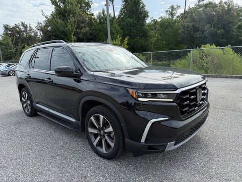 Used 2025 Honda Pilot Touring image 3