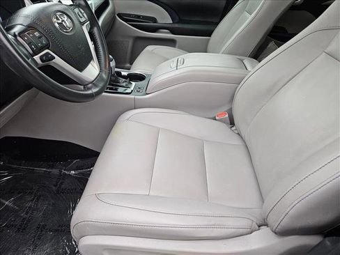 Used 2019 Toyota Highlander XLE image 17