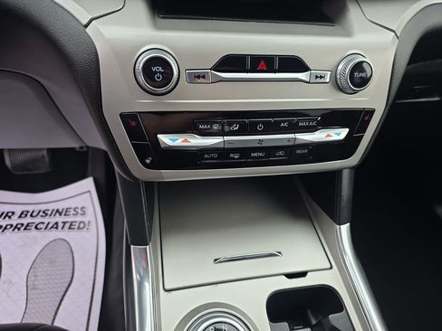 Used 2022 Ford Explorer XLT w/ Equipment Group 202A image 27