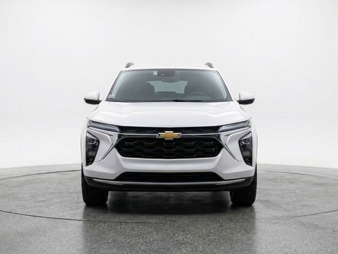 Used 2025 Chevrolet Trax LT image 2