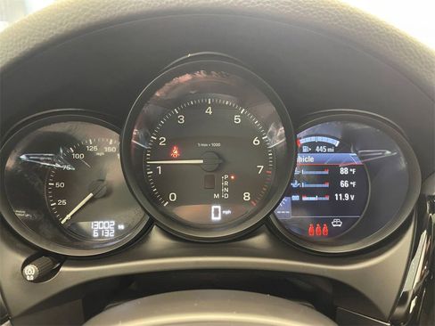 Used 2025 Porsche Macan image 11
