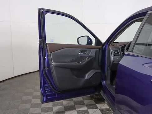 Used 2023 Nissan Rogue SV image 16