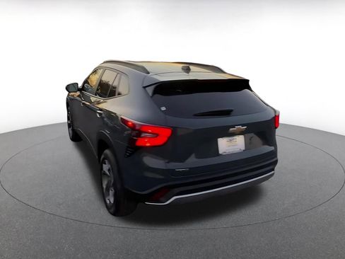 Used 2025 Chevrolet Trax LT w/ LT Convenience Package image 11