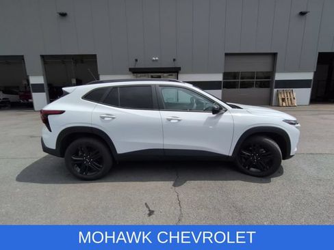 Used 2025 Chevrolet Trax ACTIV w/ Sunroof Package FWD image 6
