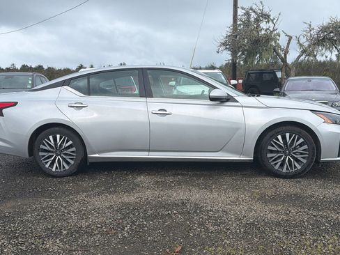 Used 2023 Nissan Altima 2.5 SV image 3