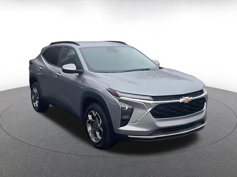 Used 2025 Chevrolet Trax LT w/ LT Convenience Package image 3