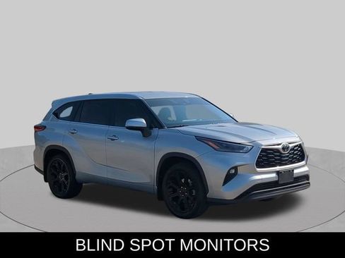 Used 2023 Toyota Highlander LE FWD image 3