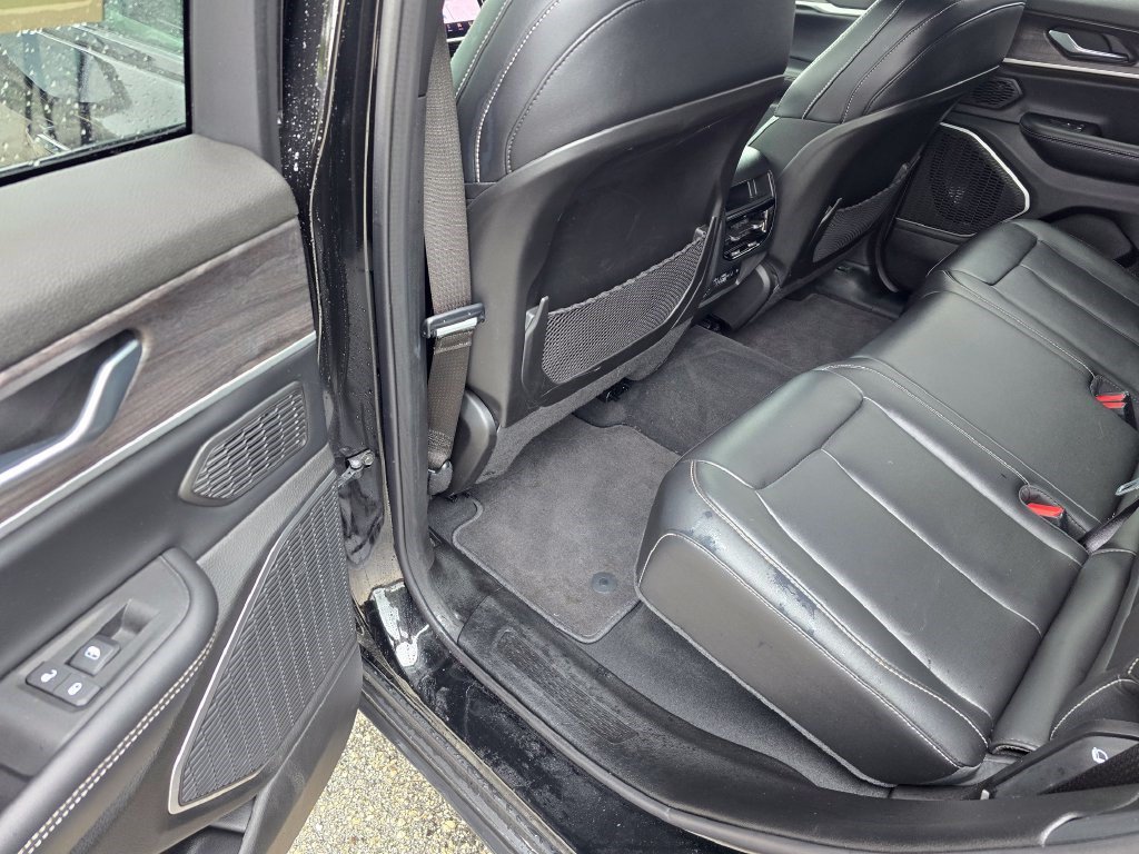 Used 2025 Jeep Grand Cherokee Limited AWD/4WD image 30