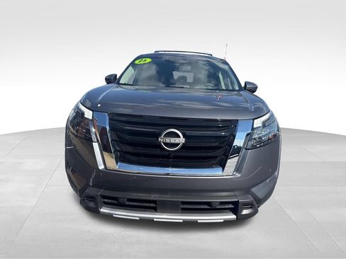 Used 2025 Nissan Pathfinder Platinum AWD/4WD image 9