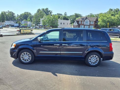 Used 2014 Chrysler Town & Country Limited w/ Luxury Group FWD image 32