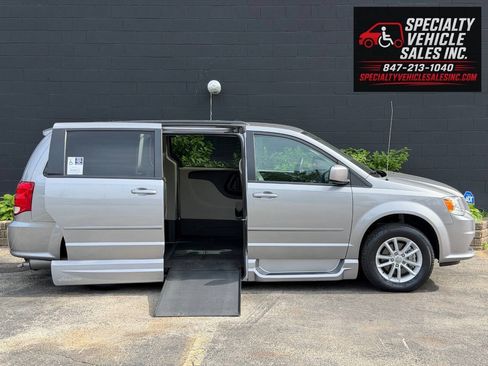 Used 2016 Dodge Grand Caravan SXT w/ UConnect Hands-Free Group FWD image 3