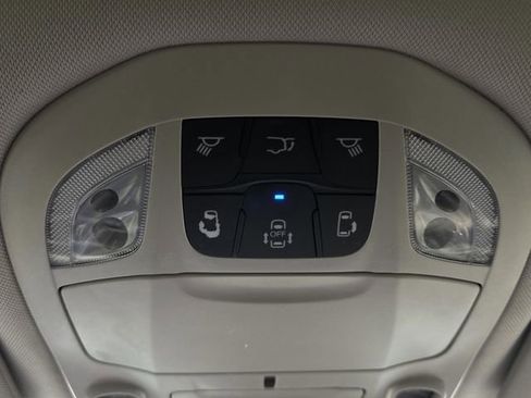 Used 2023 Chrysler Pacifica Limited w/ Uconnect Theater Family Group image 29