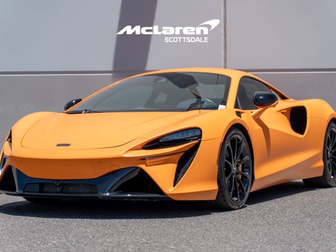 Used 2023 McLaren Artura RWD image 3