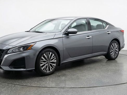 Used 2025 Nissan Altima 2.5 SV image 2
