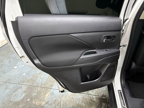 Used 2019 Mitsubishi Outlander ES image 11